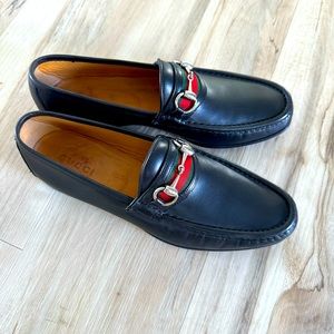 Black mint condition old school Gucci leather loafers with Gucci ribbon bit